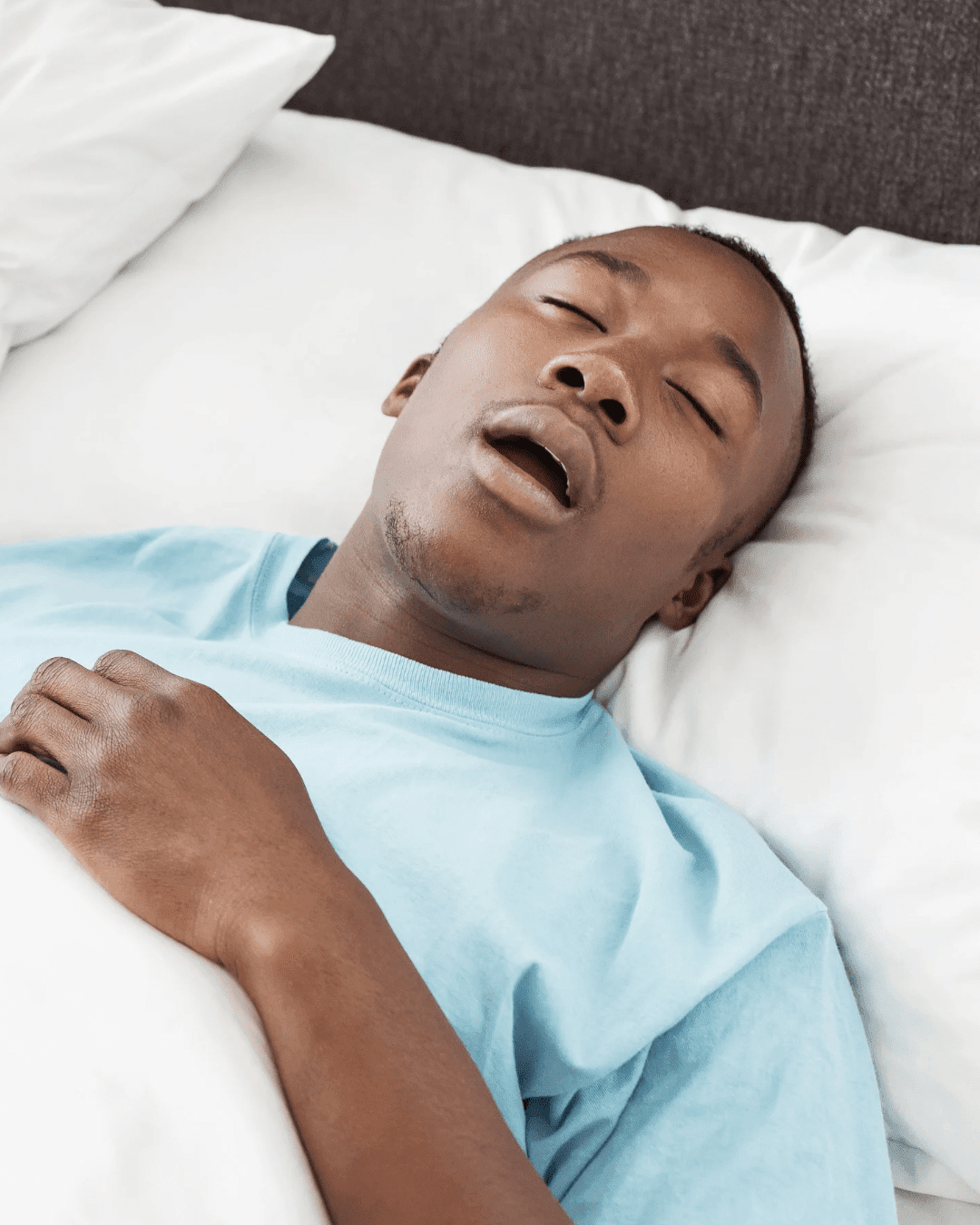 Slapen met open mond: oorzaken, nadelen en hoe je het afleert